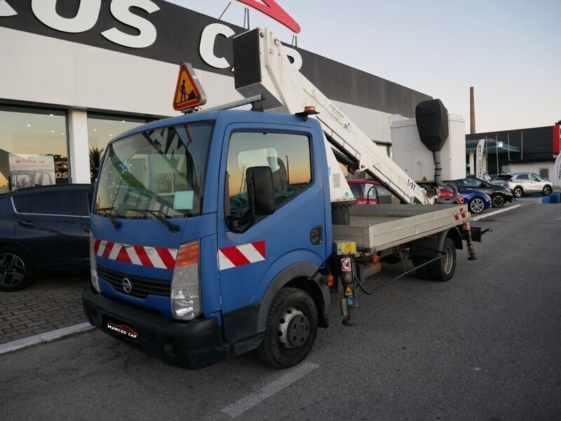 Azul Usado 2013 Nissan Cabstar Comfort Pickup | € 38.900 - Imagem 1/4
