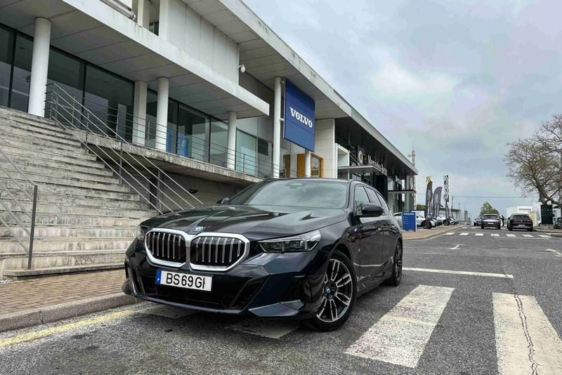 Preto Novo 2025 BMW 530e Shadowline Coupé | € 70.790 (Preço justo) - Imagem 1/4