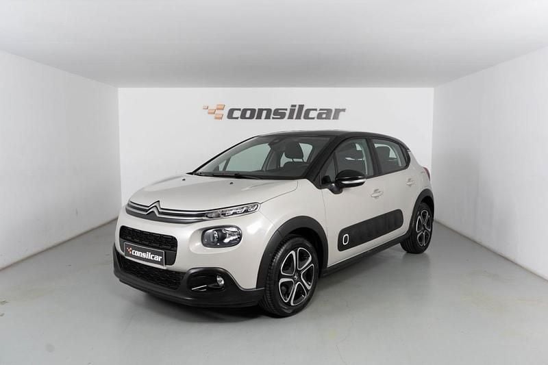 Cinza Usado 2018 Citroën C3 PureTech Citadino | € 10.980 (Preço justo) - Imagem 1/4