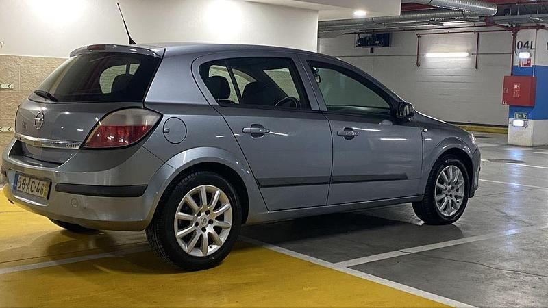 Usado Opel Astra 90 HP (66 kW) 2005 Sedan