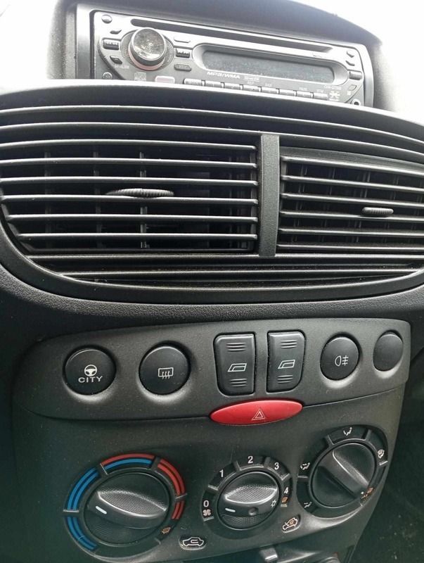 Branco Usado 2004 Fiat Punto Citadino | € 2.500 (Preço justo) - Imagem 1/4