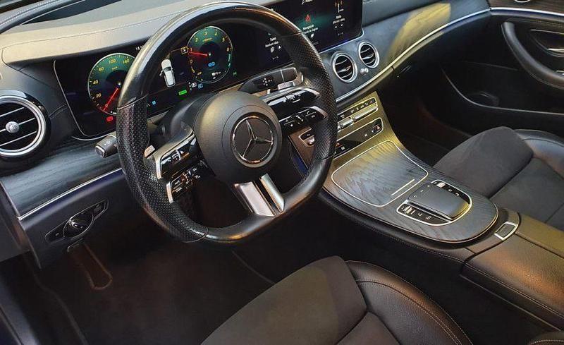 Usado Mercedes E300 AMG 306 HP (225 kW) 2022 Azul
