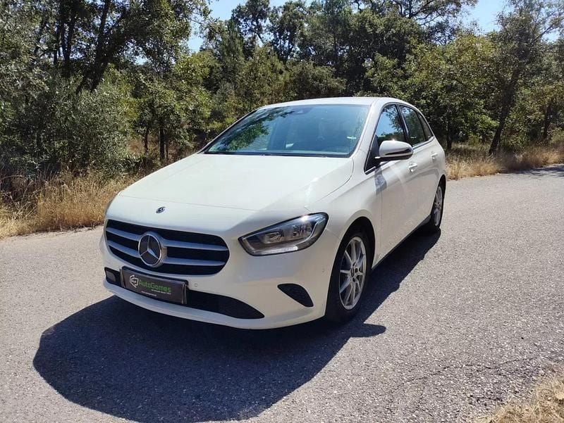 Branco Usado 2019 Mercedes B180 Style Monovolume | € 21.900 (Preço justo) - Imagem 1/4