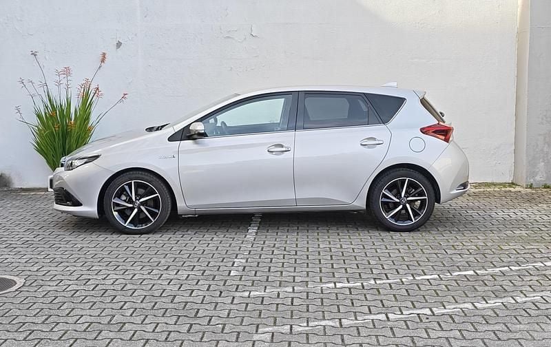 Usado Toyota Auris Comfort 136 HP (100 kW) 2017 Cinza (desconhecido) Sedan