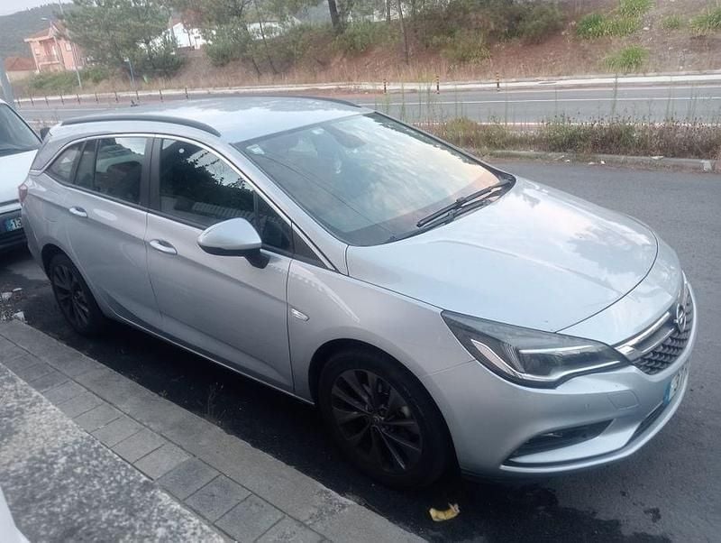 Cinzento Usado 2016 Opel Astra Sedan | € 6.750 (Bom preço) - Imagem 1/4