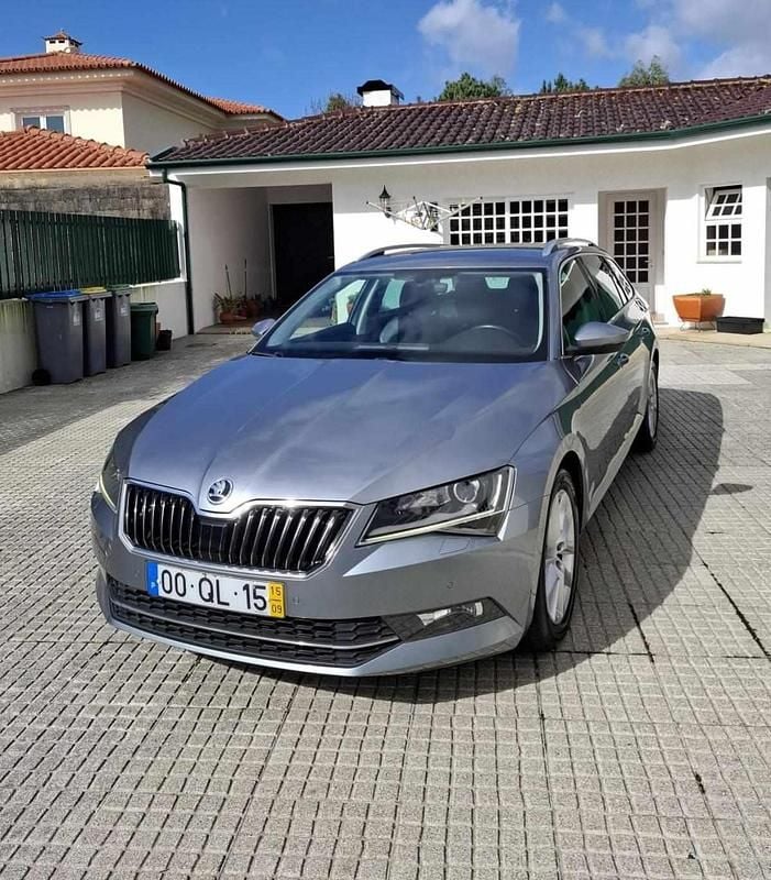 Usado Skoda Superb 120 HP (88 kW) 2015 Cinzento Citadino