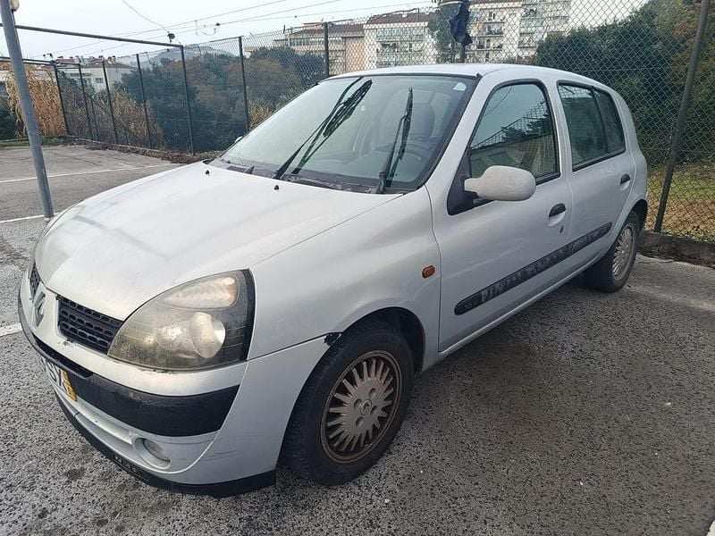 Usado Renault Clio II 75 HP (55 kW) 2002 Sedan