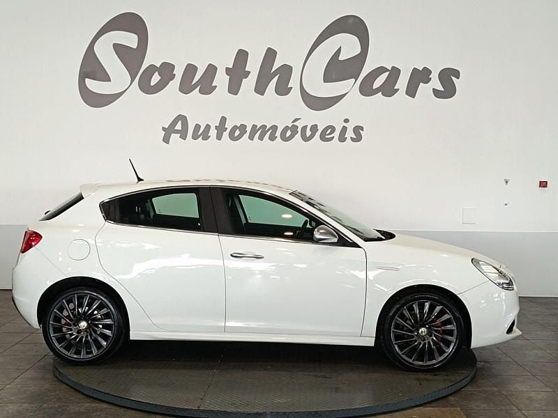 Usado Alfa Romeo Giulietta Distinctive 105 HP (77 kW) 2012 Branco Citadino