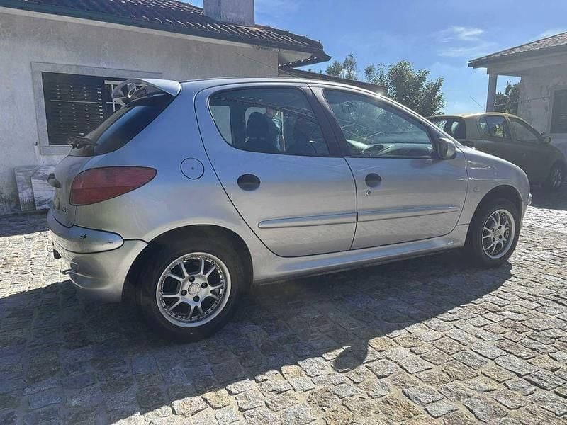 Cinzento Usado 2000 Peugeot 206 Sedan | € 1.250 (Preço justo) - Imagem 1/4