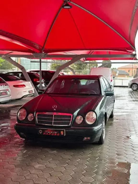 Verde Usado 1998 Mercedes E290 Classic Citadino | € 4.750 - Imagem 1/4