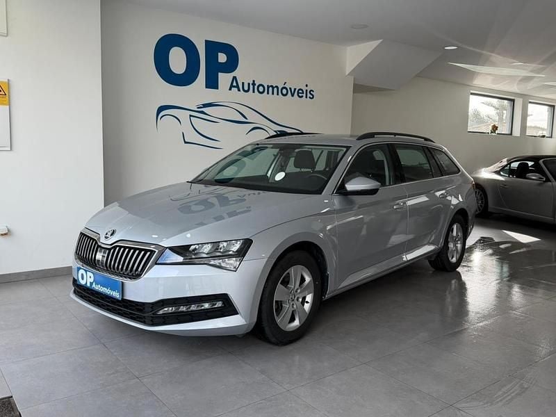 Cinzento Usado 2023 Skoda Superb | € 26.450 (Preço justo) - Imagem 1/4