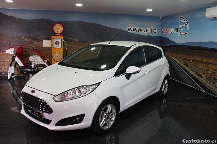 Branco Usado 2015 Ford Fiesta Titanium Citadino | € 10.500 (Preço justo) - Imagem 1/1