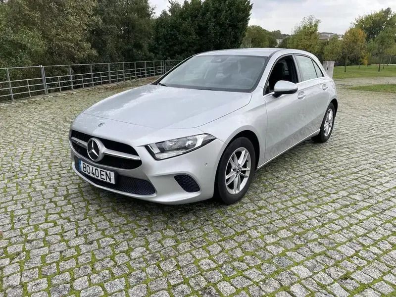 Cinza prata Usado 2019 Mercedes A180 Style | € 25.000 (Preço justo) - Imagem 1/4