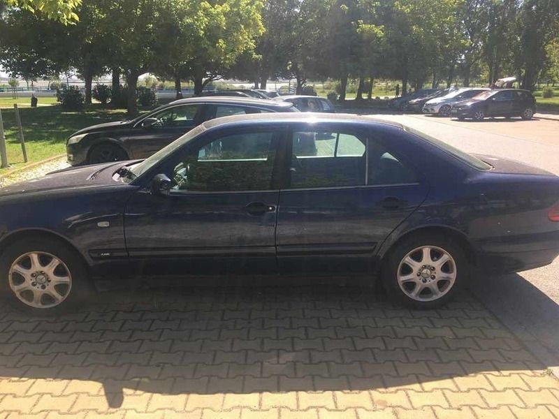 Azul Usado 1999 Mercedes E220 Sedan | € 3.250 - Imagem 1/3