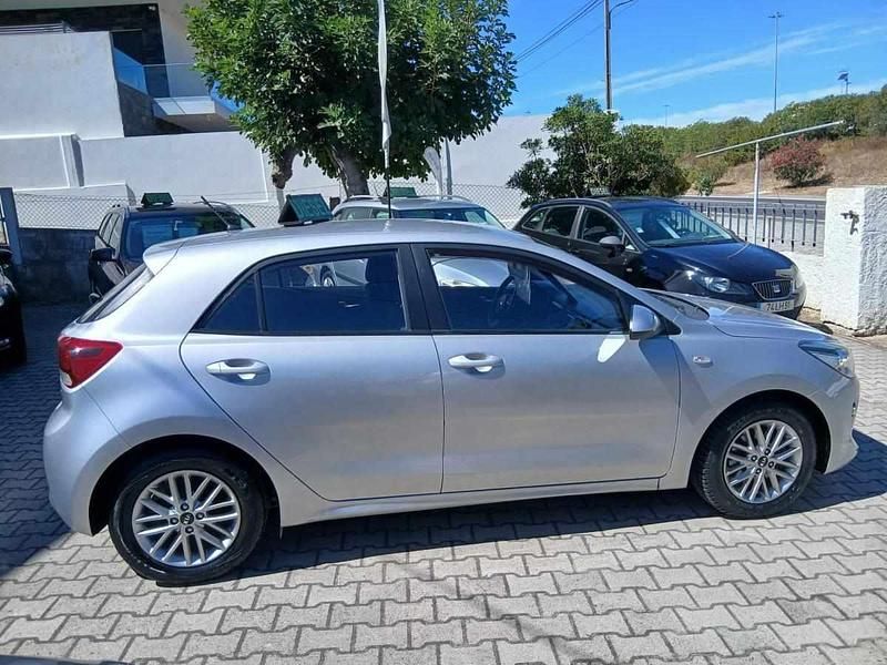 Cinzento Usado 2017 Kia Rio Citadino | € 11.850 - Imagem 1/4