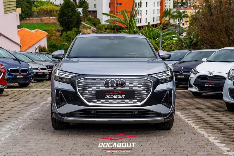 Cinza Usado 2024 Audi Q4 e-tron SUV | € 67.950 - Imagem 1/4