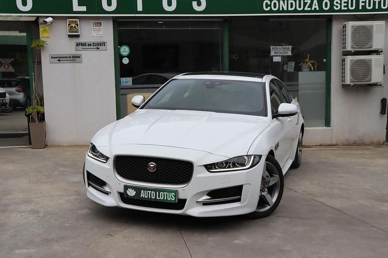 Branco Usado 2016 Jaguar XE R-Sport Sedan | € 17.870 (Preço justo) - Imagem 1/4