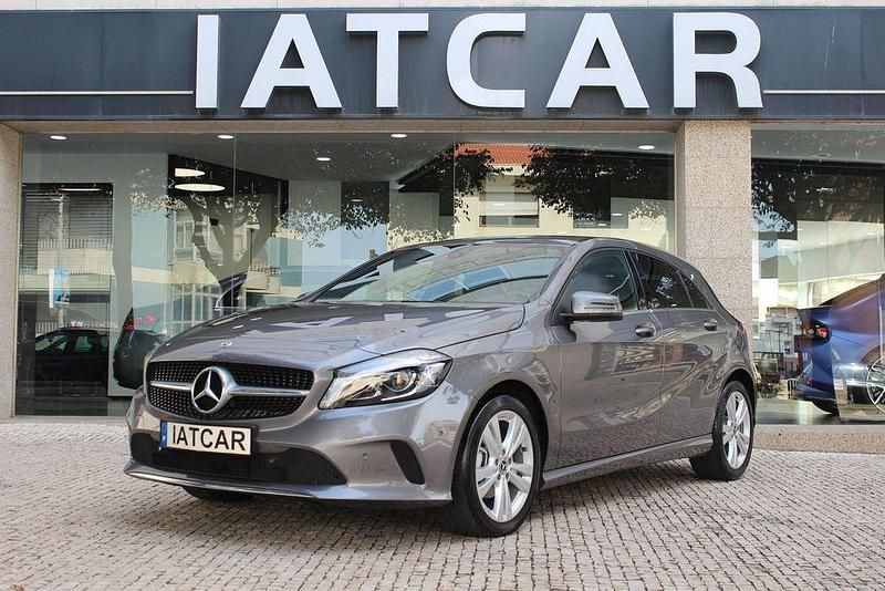 Cinza Usado 2018 Mercedes A180 Urban Sedan | € 19.500 (Preço justo) - Imagem 1/4