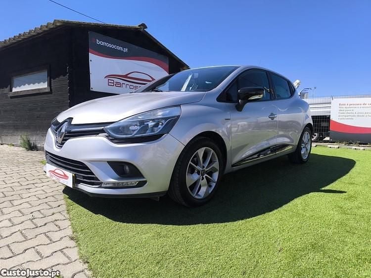 Cinza Usado 2017 Renault Clio IV LIMITED Sedan | € 12.900 (Preço elevado) - Imagem 1/1