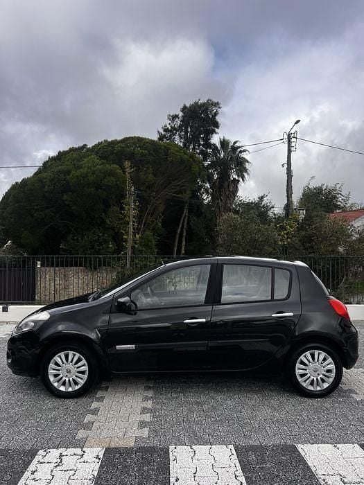Usado Renault Clio III Dynamique 75 HP (55 kW) 2010 Sedan