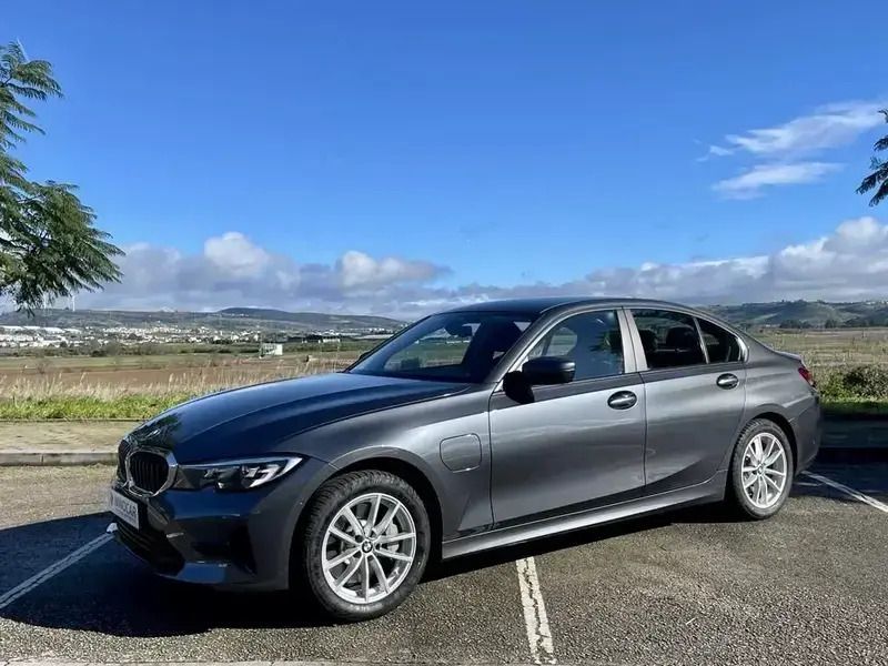 Cinza Usado 2021 BMW 330e Sedan | € 41.480 (Caro) - Imagem 1/4