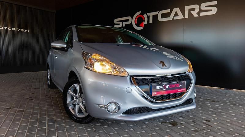 Cinza Usado 2012 Peugeot 208 Active Citadino | € 9.490 (Preço elevado) - Imagem 1/4