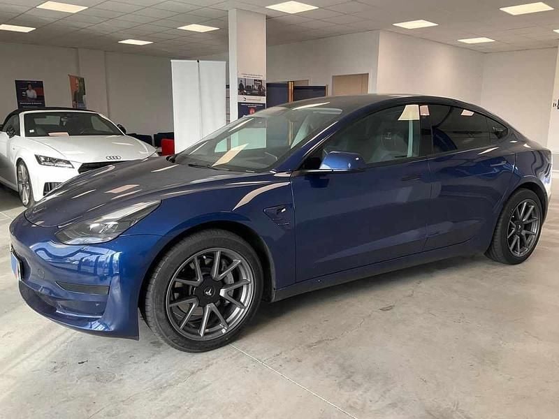 Azul Usado 2022 Tesla Model 3 Standard Range Plus Sedan | € 28.997 (Preço justo) - Imagem 1/4