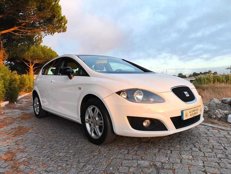 Branco Usado 2012 Seat Leon Citadino | € 8.965 (Bom preço) - Imagem 1/4