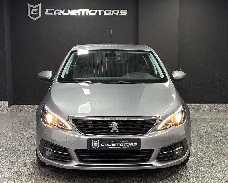 Usado Peugeot 308 Allure 130 HP (95 kW) 2020 Cinza