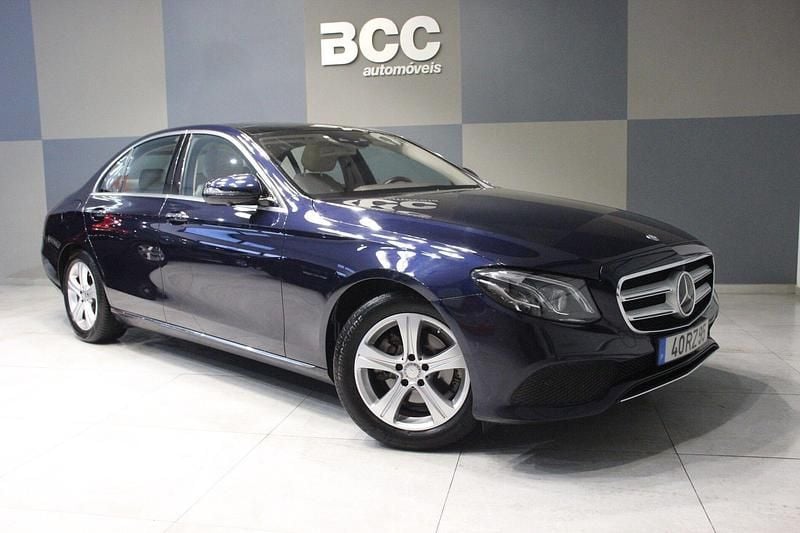 Azul Usado 2016 Mercedes E220 Avantgarde Sedan | € 22.990 - Imagem 1/4