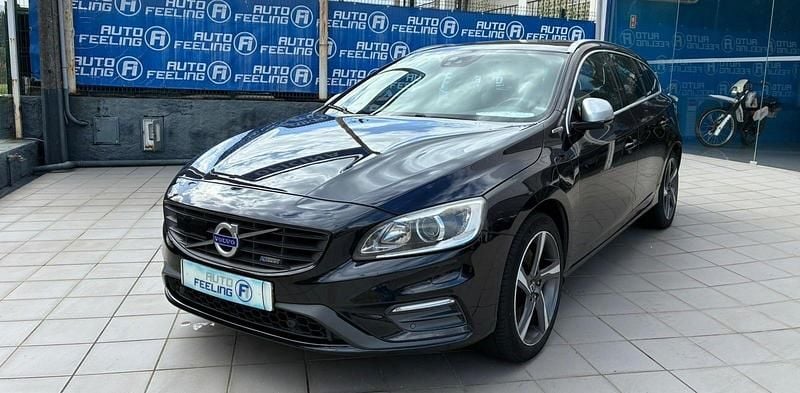Usado Volvo V60 R-Design Momentum 220 HP (161 kW) 2015 Preto Carrinha
