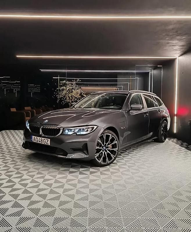 Usado BMW 330e 292 HP (214 kW) 2022 Cinza Carrinha