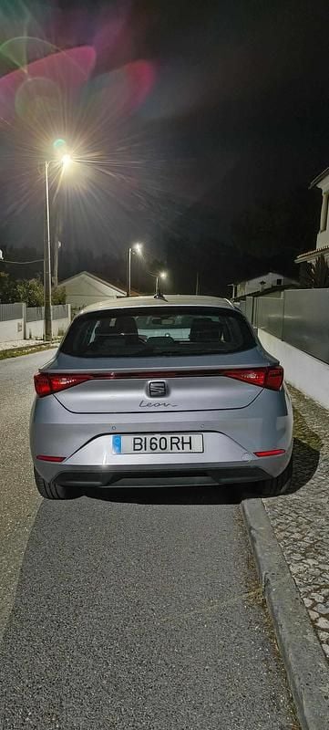 Cinzento Usado 2022 Seat Leon Citadino | € 19.700 (Preço justo) - Imagem 1/4