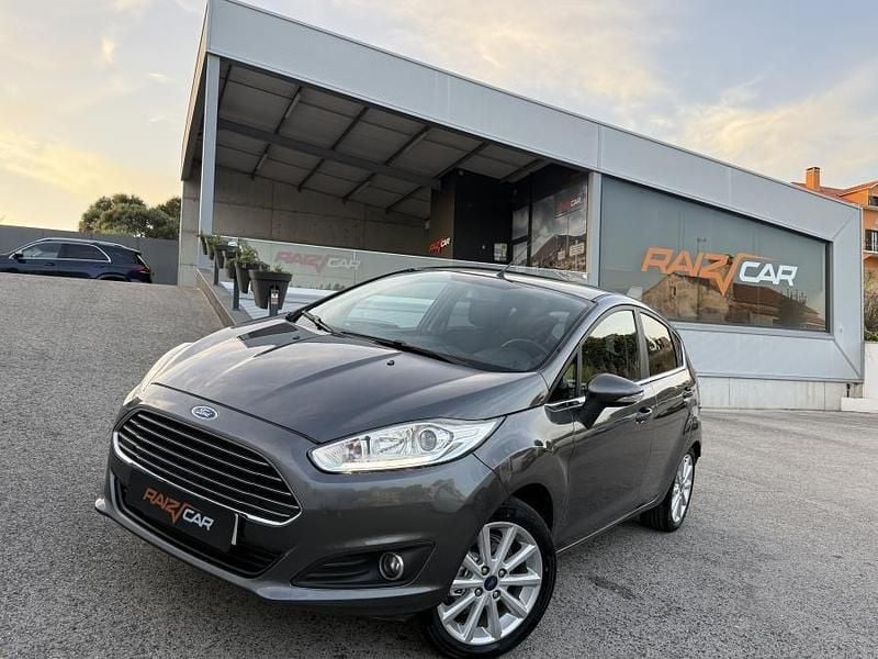Usado Ford Fiesta Trend 80 HP (58 kW) 2016 Cinzento Citadino