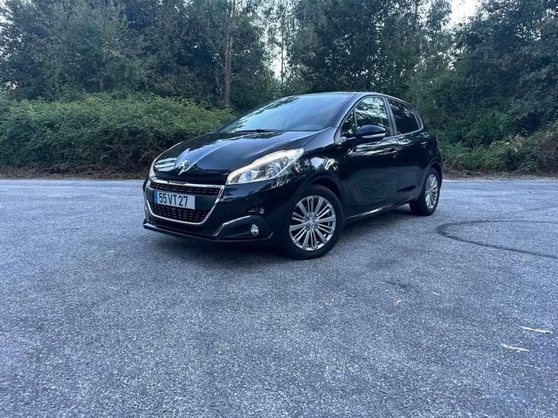 Preto Usado 2018 Peugeot 208 Signature Sky Citadino | € 14.500 (Caro) - Imagem 1/4