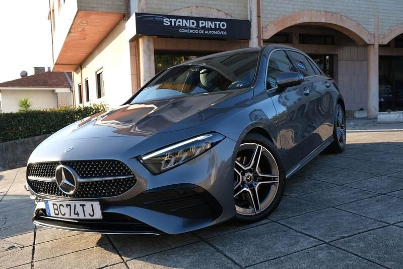 Cinza Usado 2023 Mercedes A180 AMG line Sedan | € 34.950 (Preço elevado) - Imagem 1/4