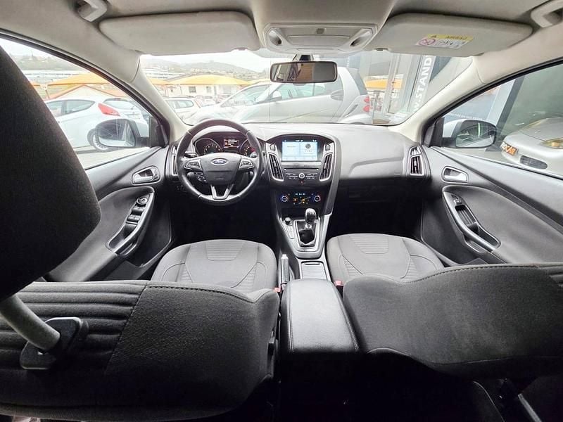 Usado Ford Focus Titanium 125 HP (91 kW) 2017 Cinzento Carrinha