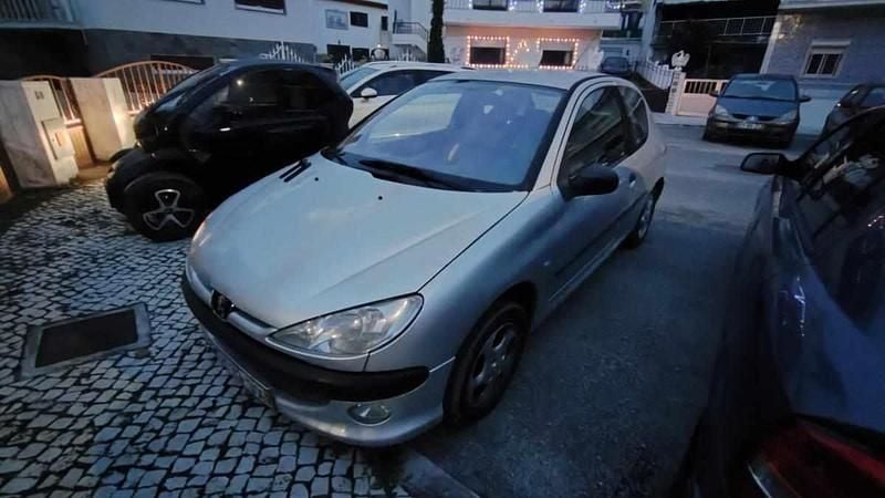 Cinzento Usado 2002 Peugeot 206 Citadino | € 800 (Super Preço) - Imagem 1/4