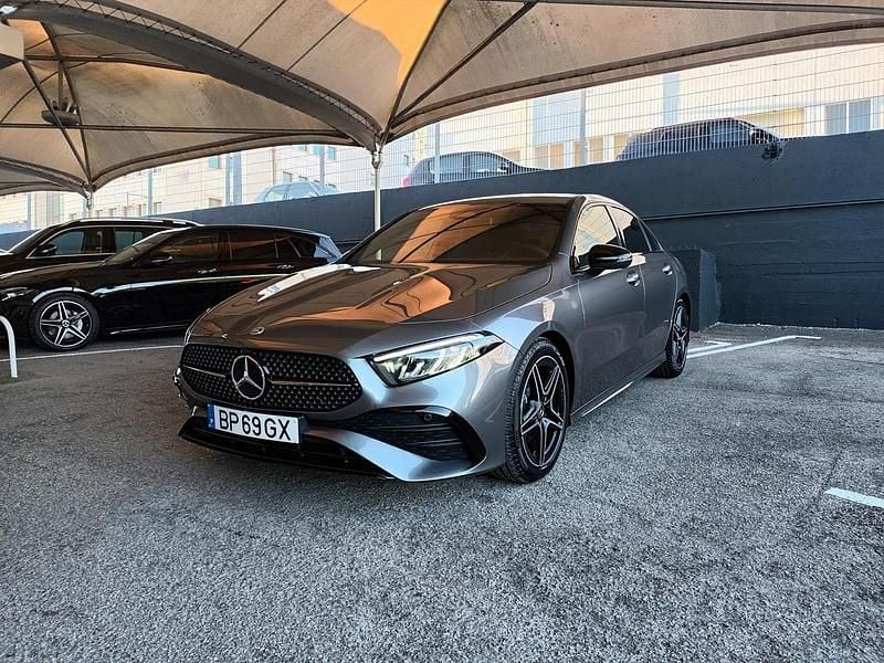 Cinza Usado 2024 Mercedes A180 AMG line Sedan | € 38.250 (Preço elevado) - Imagem 1/4