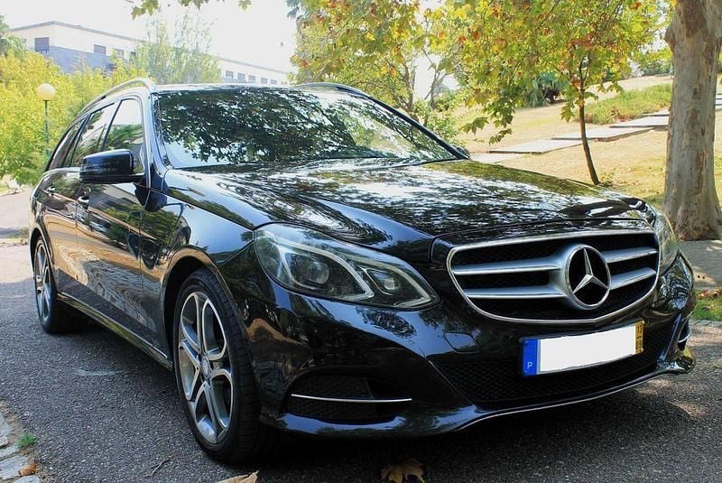 Usado 2013 Mercedes E300 Avantgarde Sedan | € 13.500 - Imagem 1/4