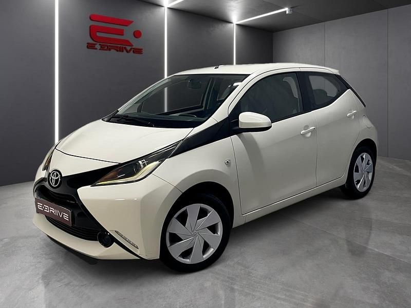 Branco Usado 2015 Toyota Aygo X-play Citadino | € 9.980 (Bom preço) - Imagem 1/4