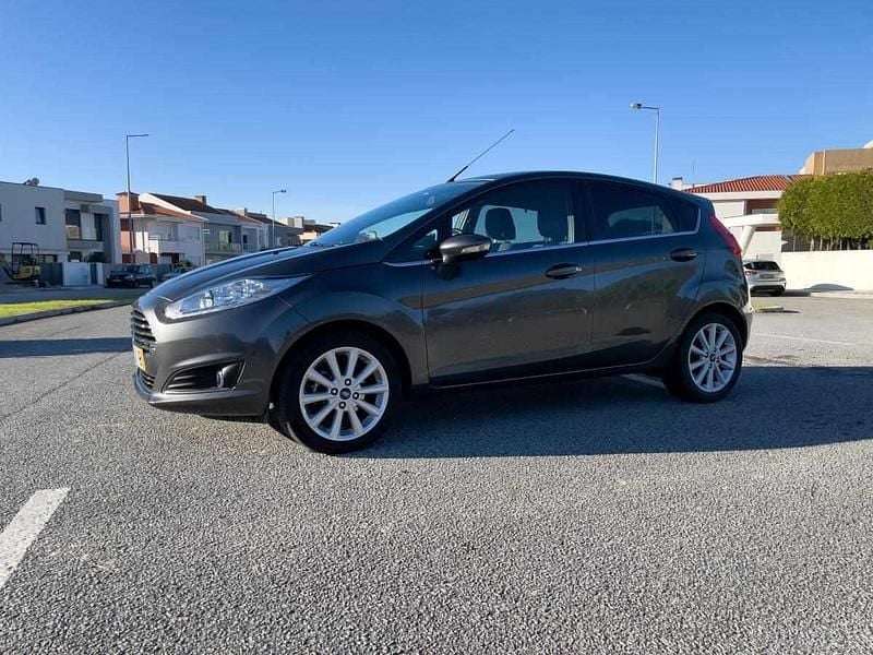 Usado Ford Fiesta 101 HP (74 kW) 2016 Cinzento Citadino