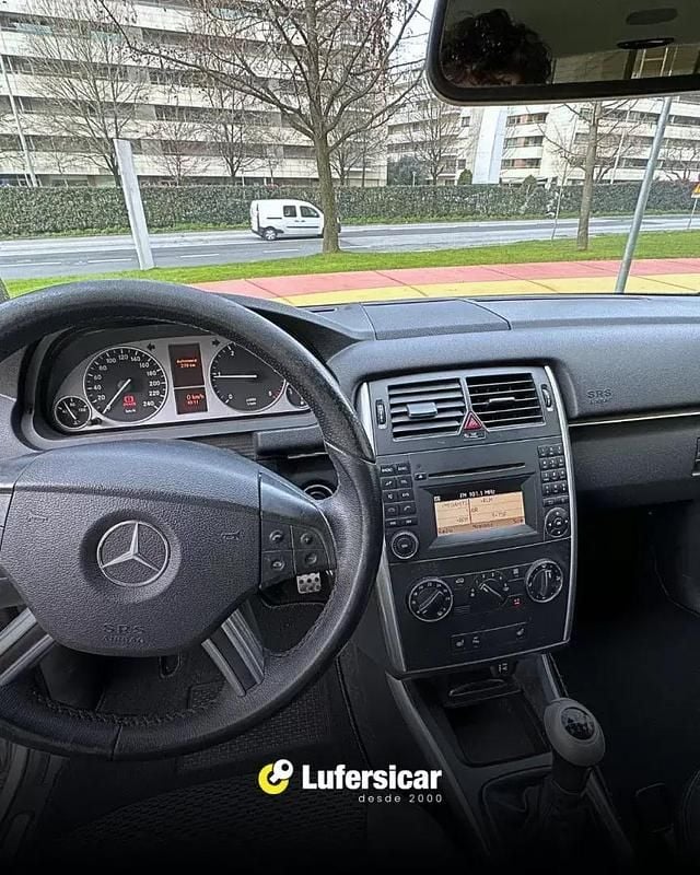 Usado Mercedes B180 109 HP (80 kW) 2010 Cinza prata Monovolume