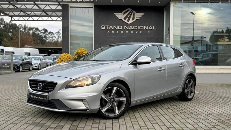 Cinzento Usado 2017 Volvo V40 | € 9.000 - Imagem 1/4