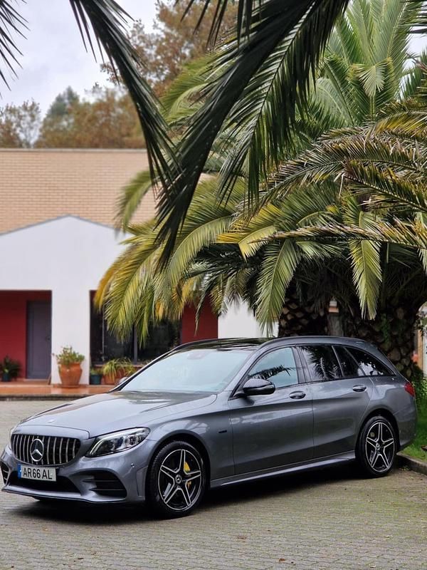 Usado Mercedes C300 AMG line 194 HP (142 kW) 2020 Cinza Carrinha