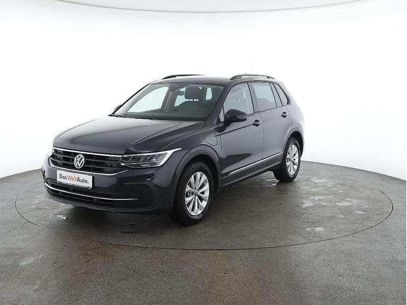 Cinzento escuro Usado 2021 VW Tiguan Life SUV | € 29.990 (Preço justo) - Imagem 1/4