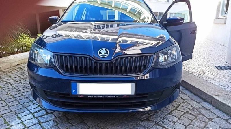 Azul Usado 2017 Skoda Fabia Citadino | € 6.000 - Imagem 1/4