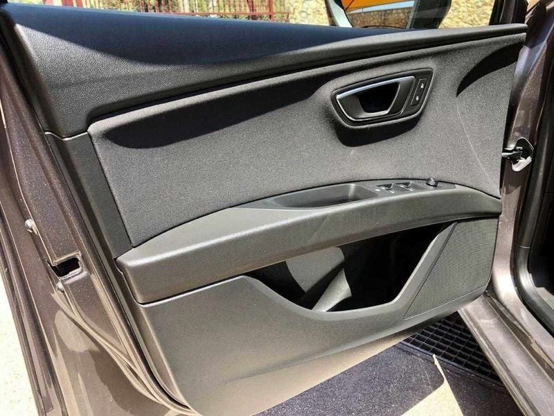 Usado Seat Leon ST Ecomotive 110 HP (80 kW) 2016 Cinza antracite Carrinha