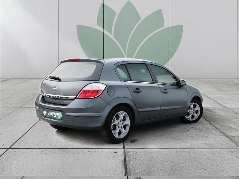 Usado Opel Astra Cosmo 90 HP (66 kW) 2007 Cinza Citadino