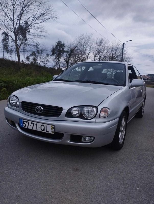 Cinzento Usado 2000 Toyota Corolla Carrinha | € 2.400 - Imagem 1/4